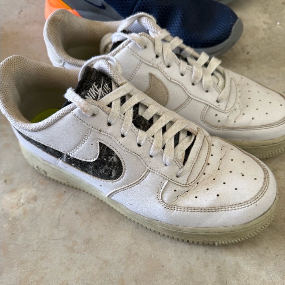 Nike White and Black Sneakers